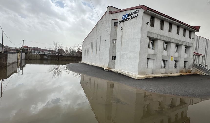 Sel Riski Büyüyor: Evler ve okullar su altında kaldı