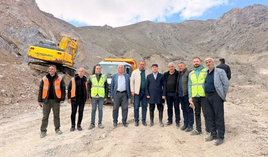 Hakkari'de heyelan bölgesinden son durum: Yol yarın açılıyor