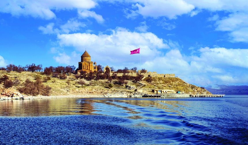Yerli Turistlerden Akdamar Kilisesi İçin Çağrı: “Tarihi Yapıya Daha Fazla Özen Gösterilmeli”