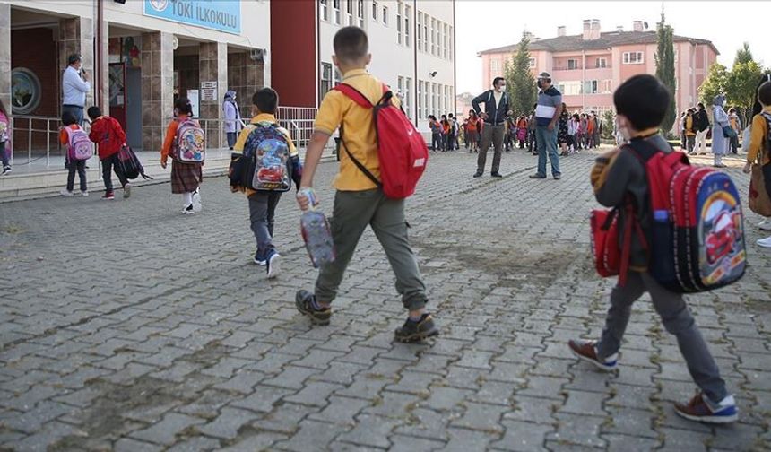 Okul kıyafetlerinde arma zorunluluğu geri döndü!