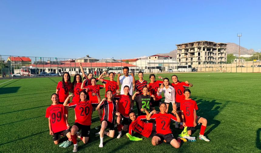 Van Büyükşehir Belediyespor Kadın Futbol Takımı play-off'a yükseldi