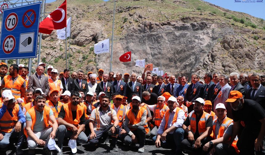 Van Yüksekova Karayolu’nda Bakan Uraloğlu Tünel Açılışına Katıldı