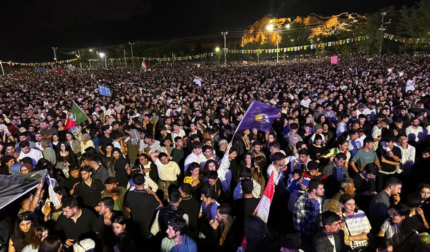 Van’da Koma Amed Rüzgarı: Binlerce Kişi Miting Alanında Buluştu