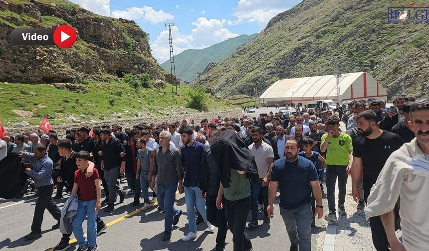 Bahçesaray’da Yol İsyanı: Yüzlerce Kişi Van’a Doğru Yürüyor