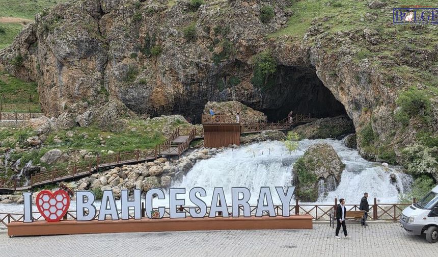 Bahçesaray'da yol açıldı: Van'ın ulaşılmayan hazinesine yoğun ilgi