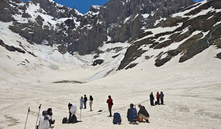 Doğaseverler Hakkari'de Cennet Cehennem'deki 20 Bin Yıllık Buzullara Yürüdü