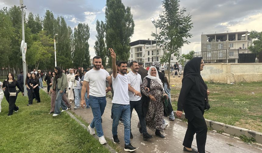Van'da Özgürlük Mitingi Başladı: Yurttaşlar Alana Gelmeye Başladı