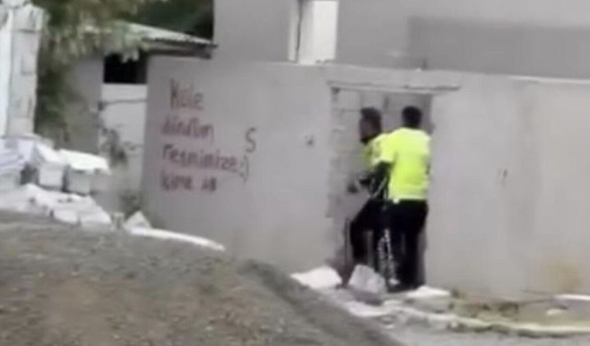 İki trafik polisinin bir kişiyi darbettiği iddiası: görüntüler ortaya çıktı
