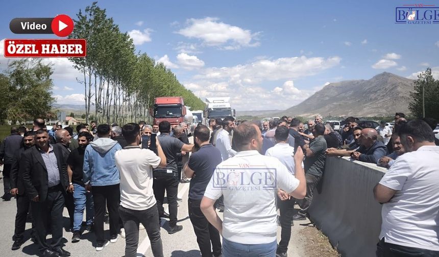 Van'da Kaza Sonrası Sert Tepki: Mahalleli Karayolunu Trafiğe Kapattı