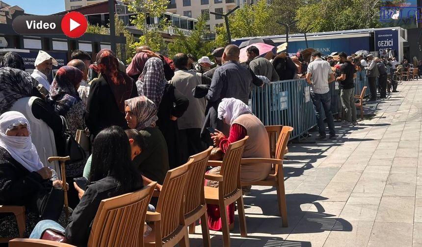 Van’da Mobil Hizmet Uygulaması: Metrelerce Kuyruk Oluştu