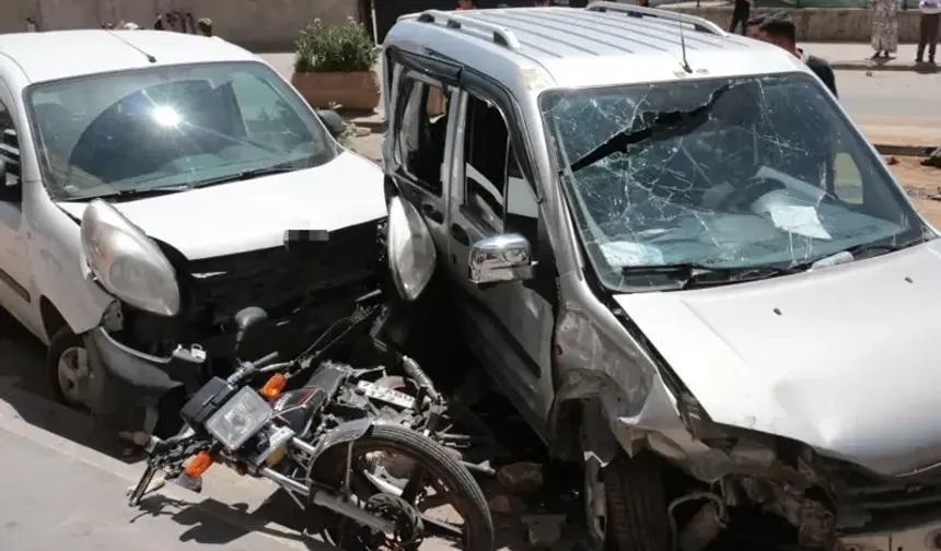 Zincirleme Kaza! Otomobil Kamyonete Çarptı, 4 Kişi Yaralandı