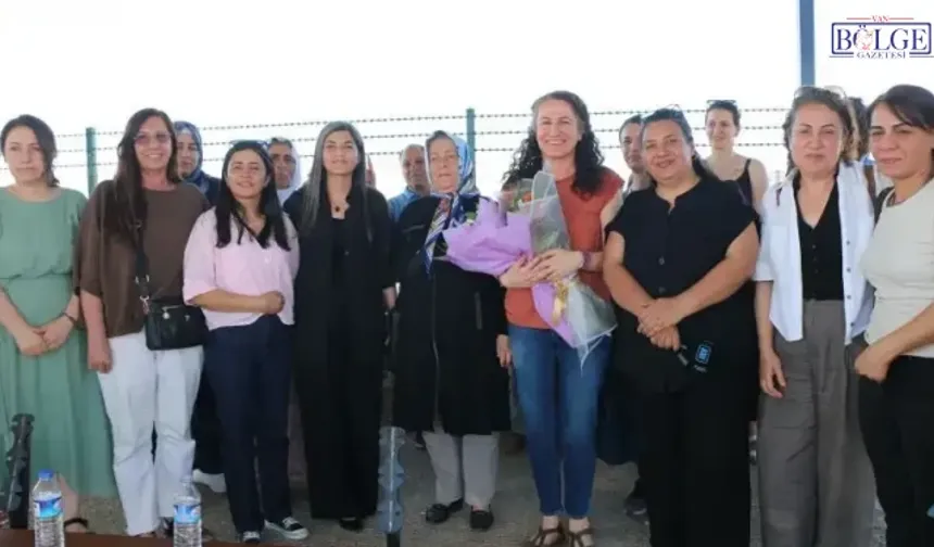 6 Yıl Sonra Cezaevinden Çıkan Belediye Eş Başkanı Van'da Kitlesel Karşılandı
