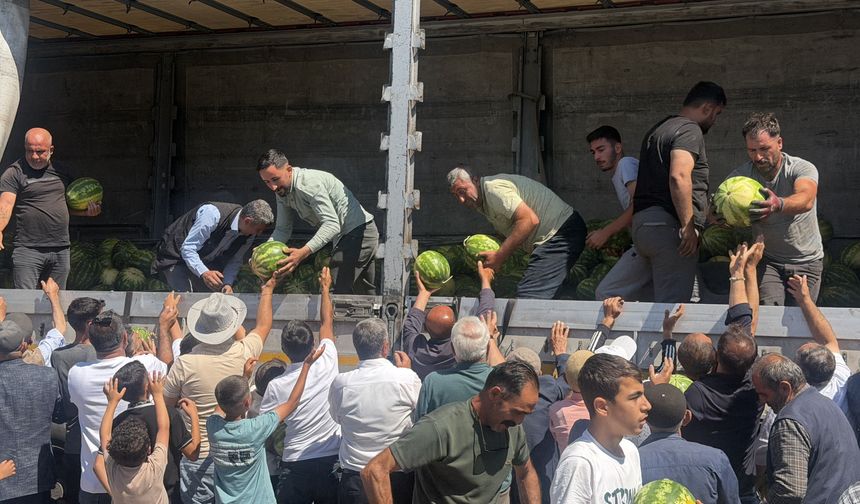 Hayırsever çiftçi 30 ton karpuzu ücretsiz dağıttı