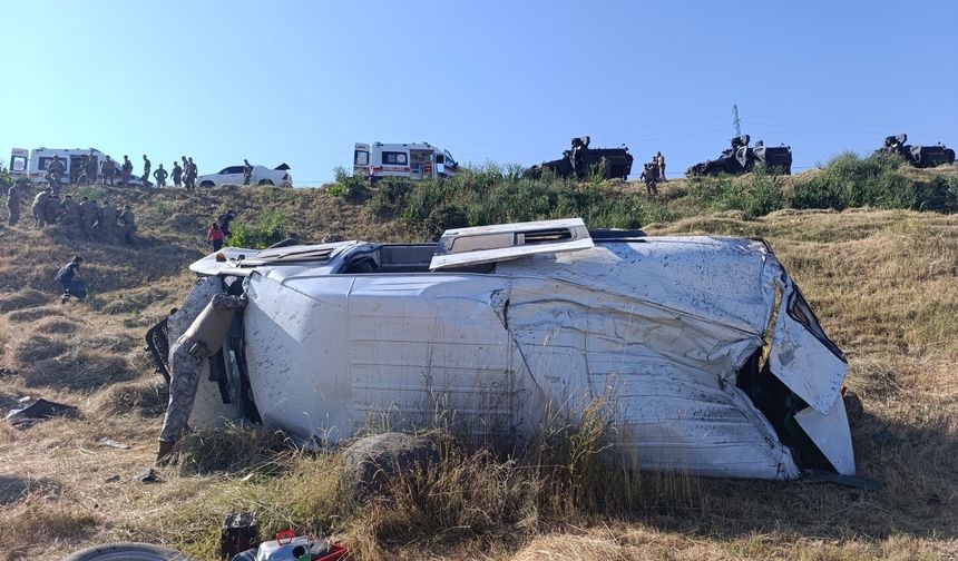Van'da Korkutan Kaza! Minibüs Şarampole Uçtu, 3 Yaralı