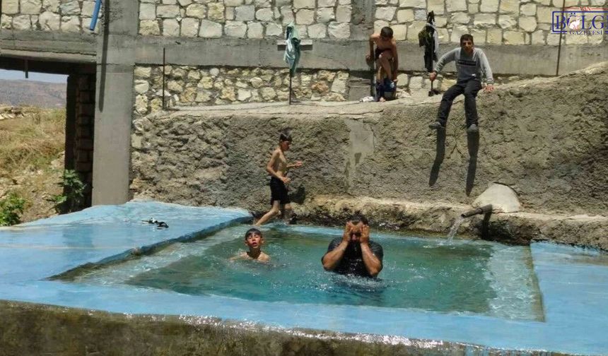 Gercüş ilçesinde sıcaktan bunalan çiftçiler buz gibi kaynak suyunda serinliyor