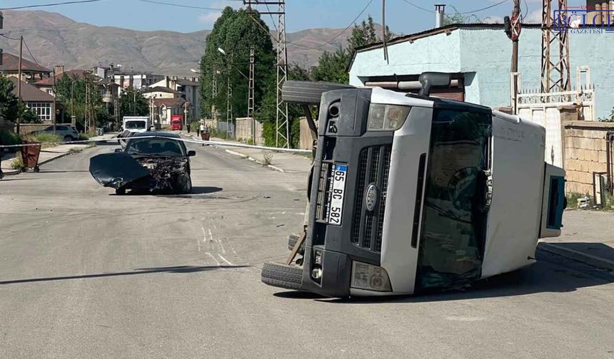 Hakkari’de Otomobil ile Minibüs Çarpıştı, 3 Yaralı
