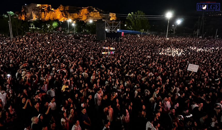 Van Kültür Yolu Festivali'nde İlk Gece Buray Rüzgârı Esti