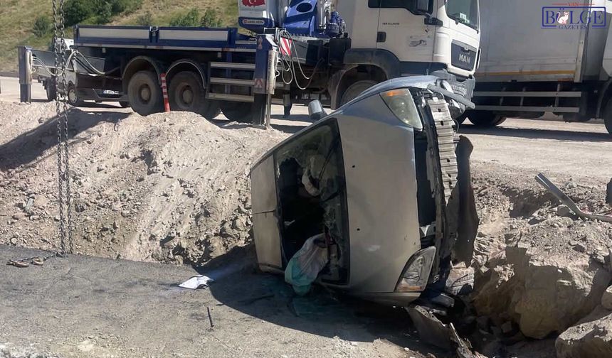 Van-Hakkari Karayolu’nda Otomobil Takla Attı: 3 Kişi Yaralandı