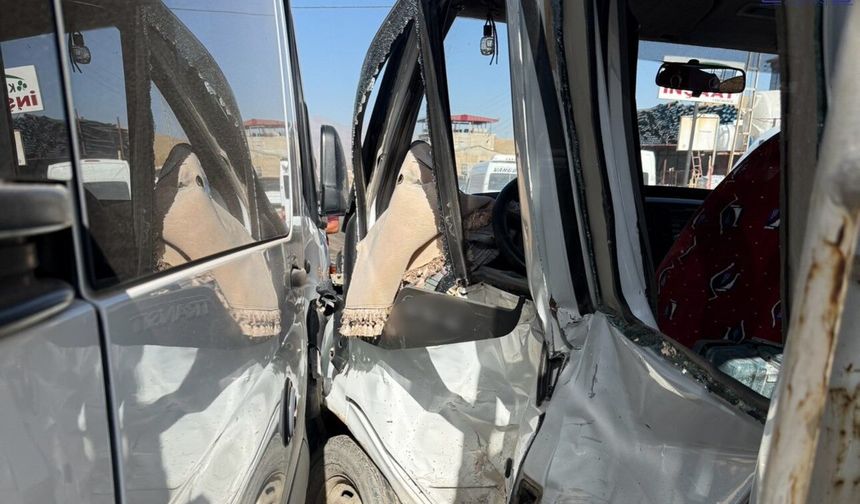 Yüksekova’da Feci Kaza! Minibüs ile Kamyonet Çarpıştı, 10 Kişi Yaralandı