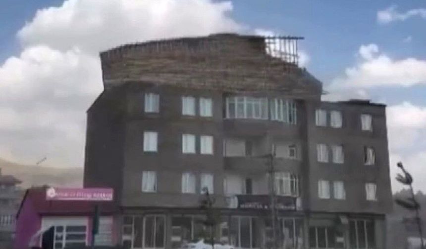 Binanın çatısını yerinden söküp yola savurdu