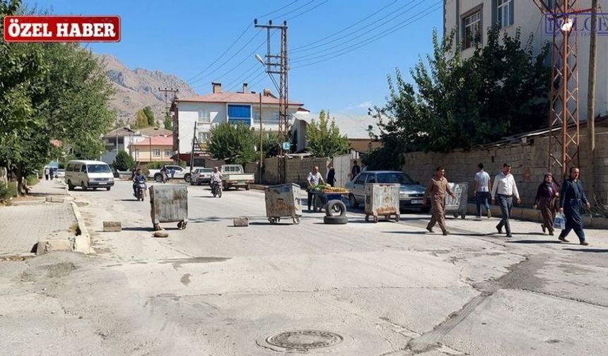 Van’da mahalleli sokağa indi! Tekerlerle yol kapatıldı