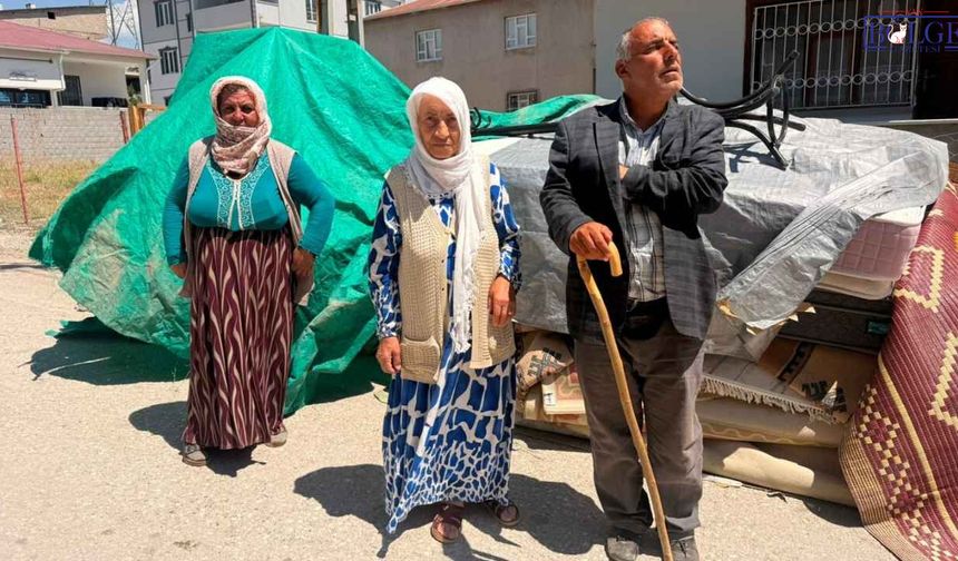 Vanlı hayırsever, 6 gündür sokakta yaşayan aileye yardım eli uzattı