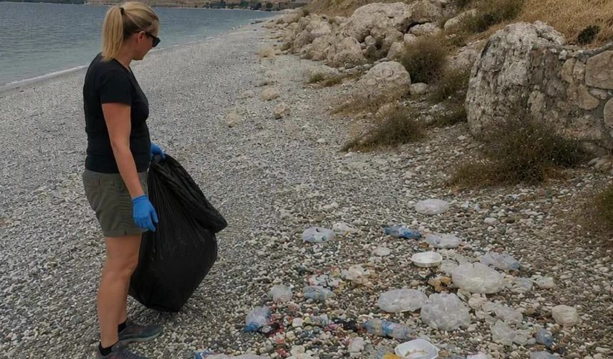 4 Bin Kilometre Öteden Geldi, Van Gölü Sahilindeki Çöpleri Topladı