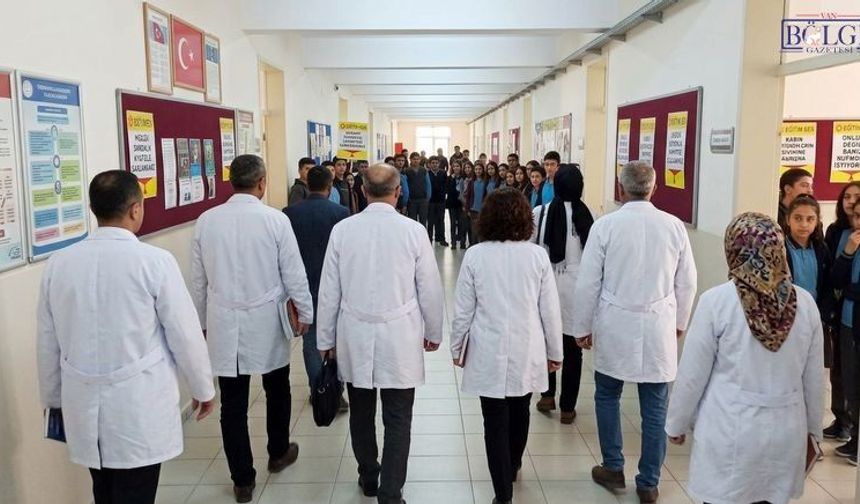 Van’da önlük tepkisi: “Dayatmayı kabul etmiyoruz”