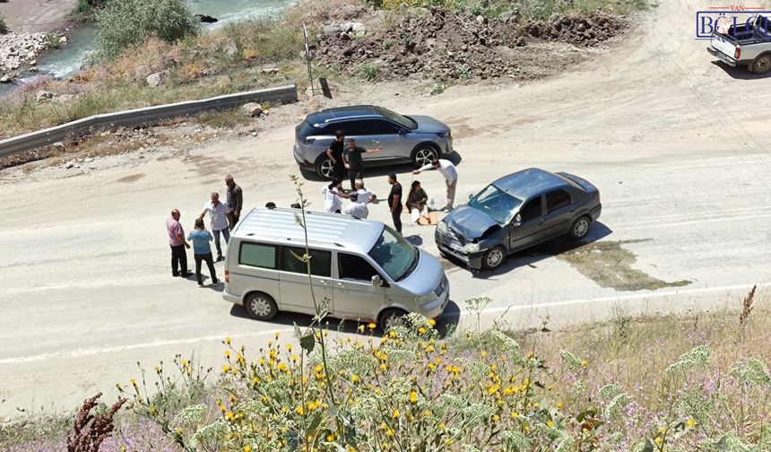 Van-Hakkâri Yolunda Kaza! Araç Hurdaya Döndü, 2 Kişi Yaralandı