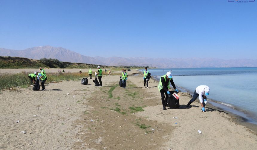 Van Gölü’nün Kıyısında Çöp Yığını! Edremit’te Sahil Seferberliği Başlatıldı
