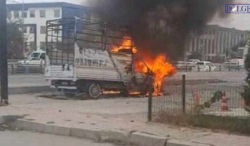 Van Adliyesi önünde kamyonet yangını: Araç alevler içinde yandı