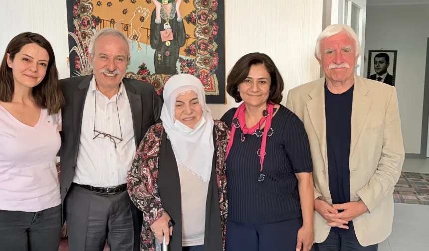 Selçuk Mızraklı, Selahattin Demirtaş’ın annesi Sadiye Demirtaş’ı ziyaret etti.
