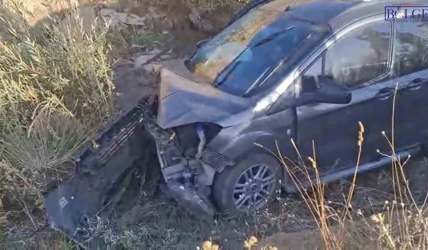 Van yolunda iki araç çarpıştı: 4 yaralı