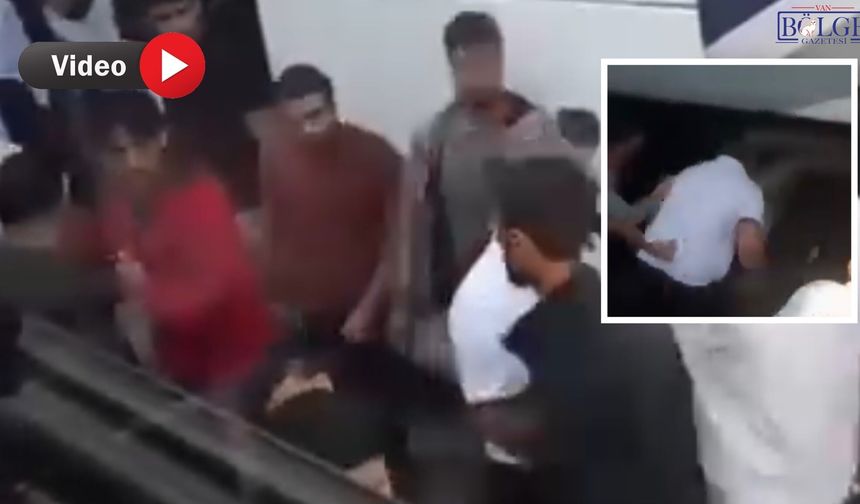 Van Otogarı Karıştı: Yolcu ile Firma Çalışanı Kavga Etti! Kameraya Yansıdı