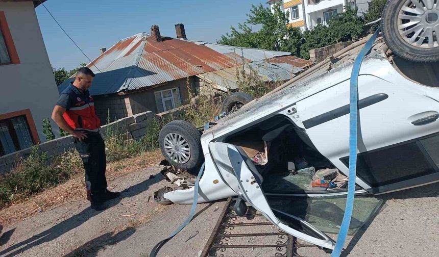 Van’da otomobil istinat duvarından düştü; 1 yaralı