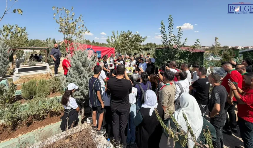 Beşiktaş taraftarlarından Rojin Kabaiş’in mezarına ziyaret