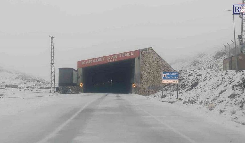 Van-Bahçesaray yolunda erken kar sürpriz