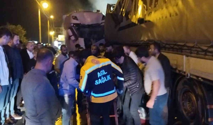 İki tır kafa kafaya çarpıştı: 2 kişi yaralandı