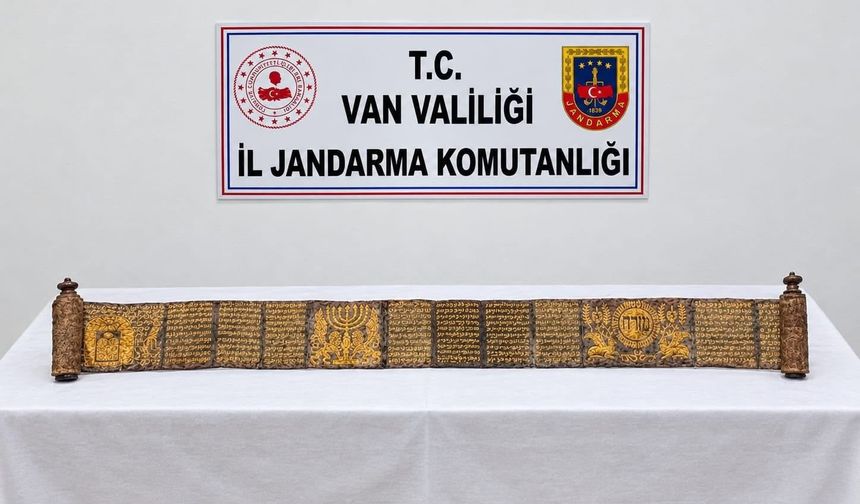 Van’da dikkat çeken operasyon! Altın yaldız işlemeli tarihi eser ele geçirildi