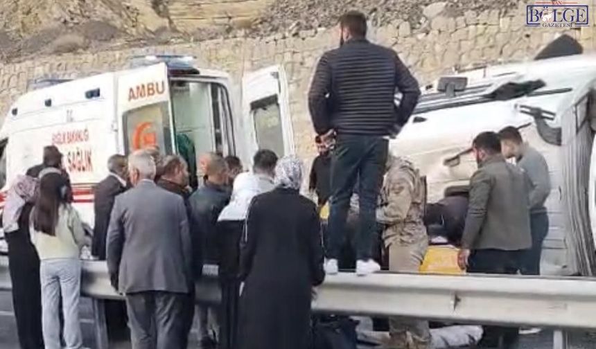 Van-Hakkari yolunda tır devrildi: Sürücü yaralandı