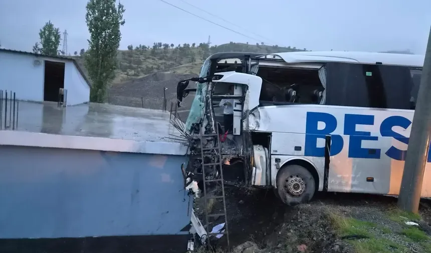 Van firmasına ait yolcu otobüsü Şırnak’ta kaza yaptı: Çok sayıda yaralı var