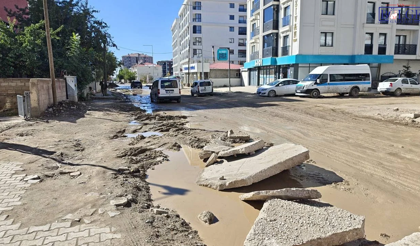 Van’da VASKİ’nin yarım bıraktığı yol yağışla bataklığa döndü
