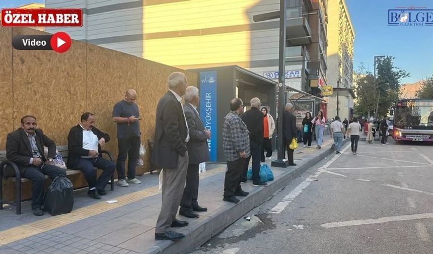 Van’da ulaşımda koltuk piyangosu: Yaşlı, hasta, çocuk ayakta