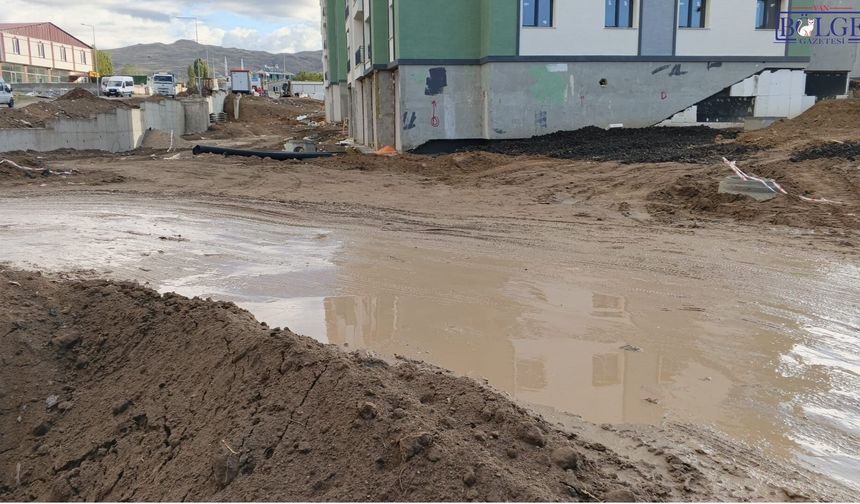 Van’da yüzlerce öğrenciyi mağdur eden yol! “Artık bu çile son bulsun”
