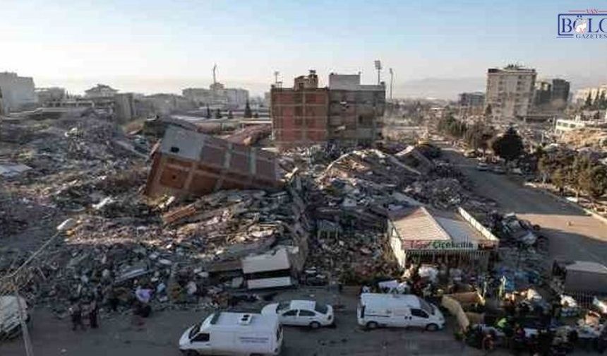 Van’da 644 kişinin yaşamını yitirdiği depremin arşiv görüntüleri yayımlandı