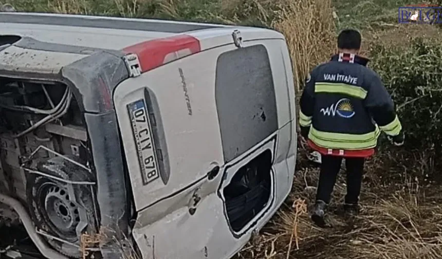 Van-Bitlis Yolunda Minibüs Devrildi: 6 Yaralı