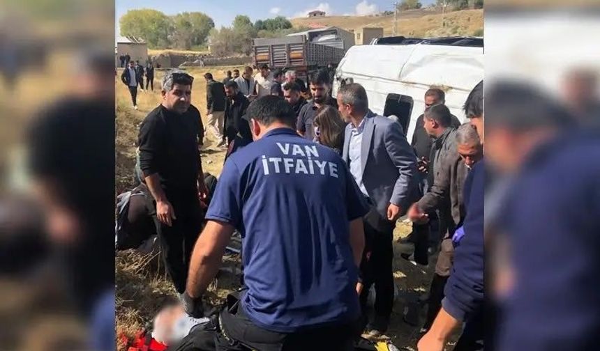 Van’da tır ile yolcu minibüsü çarpıştı: 1 ölü, 10 yaralı