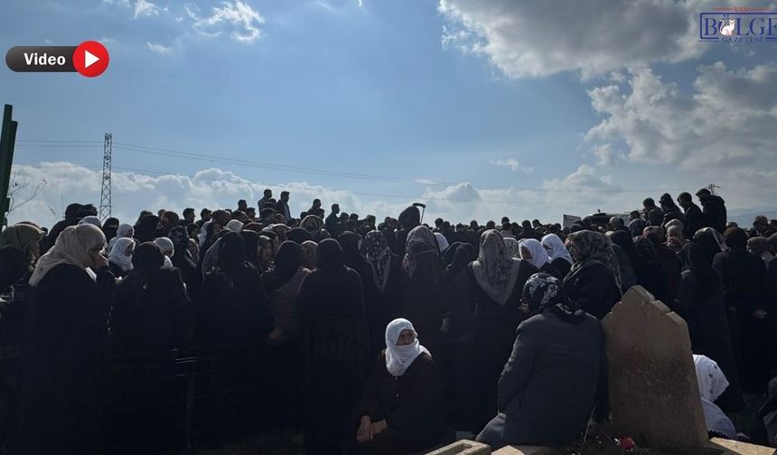 Ağrı’da can veren 5 kişilik Vanlı aile Küpkıran’da toprağa verildi!