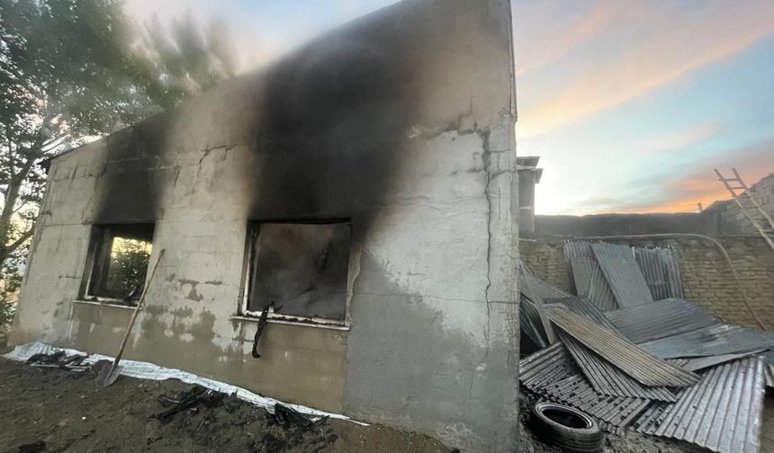 Van’da Yangın Korkuttu: Alevlerin Yayılması Son Anda Önledi