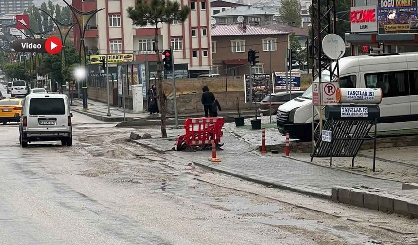 Van’da Yağmur Yağdı, Kazı Yapılan Yollar Çamura Teslim Oldu!